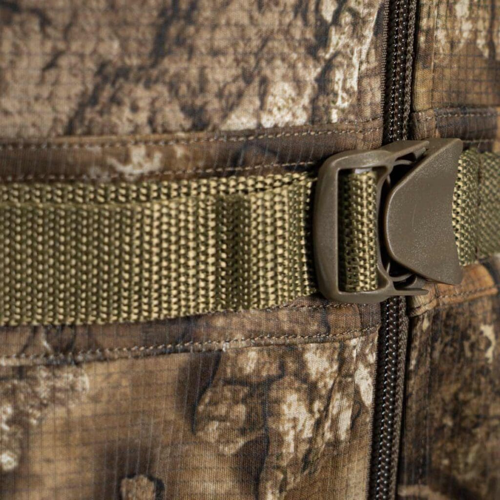 Built-in webbing belt with a buckle